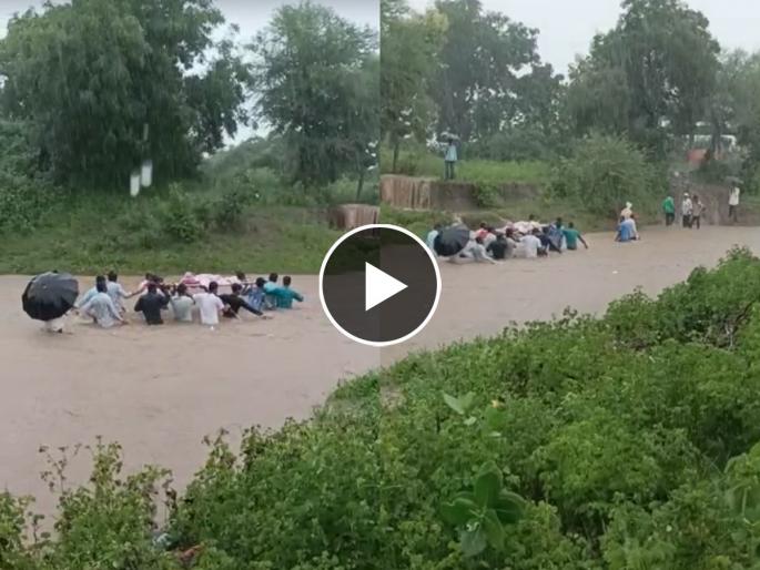 The body has to be carried through the flood of the drain for cremation | नाल्याच्या पुरातून मृतदेह न्यावा लागतो अंत्यसंस्कारासाठी, माळकिन्ही येथील गंभीर प्रकार The body has to be carried through the flood of the drain for cremation | नाल्याच्या पुरातून मृतदेह न्यावा लागतो अंत्यसंस्कारासाठी, माळकिन्ही येथील गंभीर प्रकार