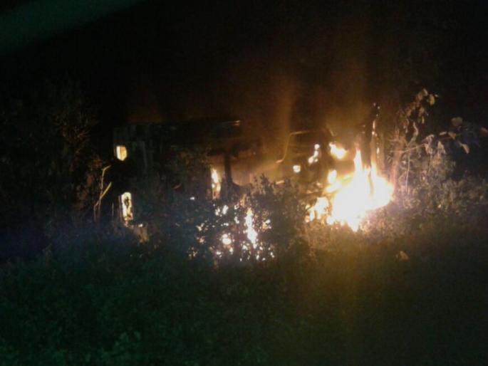 Due to the victimization of the youth, the villagers are angry and the forest department is aware of the petrol vehicles of SDOs | वाघाने युवकाची शिकार केल्याने गावकरी संतप्त, वन विभागाचे समजून एसडीओंचेच पेटविले वाहन Due to the victimization of the youth, the villagers are angry and the forest department is aware of the petrol vehicles of SDOs | वाघाने युवकाची शिकार केल्याने गावकरी संतप्त, वन विभागाचे समजून एसडीओंचेच पेटविले वाहन