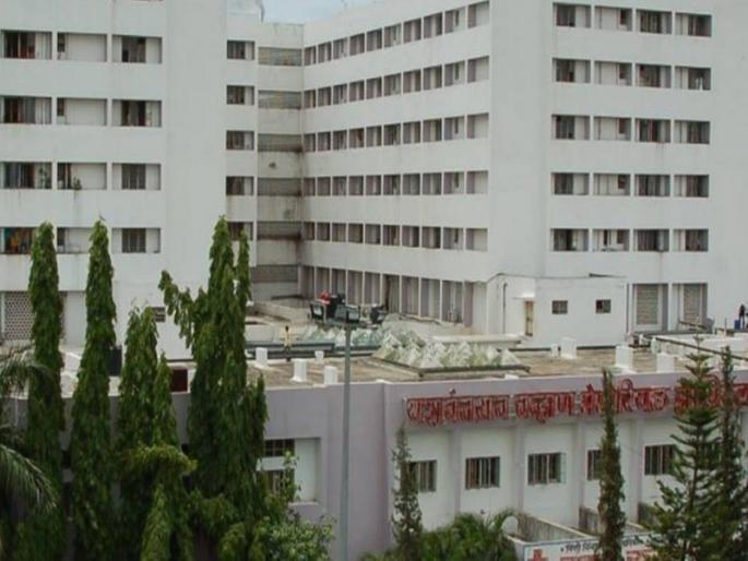 gave up treating patients and sat doing yoga Doctors of YCM Hospital pune news | रुग्णांवर उपचार करणे सोडले अन् योगा करत बसले; YCM रुग्णालयातील डॉक्टरांचा प्रताप gave up treating patients and sat doing yoga Doctors of YCM Hospital pune news | रुग्णांवर उपचार करणे सोडले अन् योगा करत बसले; YCM रुग्णालयातील डॉक्टरांचा प्रताप