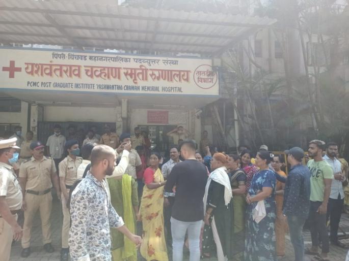 The one for whom I came could not even have her last sight Maher saree was finally placed on the burning pyre | जिच्यासाठी आलो तिचे शेवटचे दर्शनही होऊ शकले नाही; अखेर धगधगत्या चितेवर ठेवली माहेरची साडी The one for whom I came could not even have her last sight Maher saree was finally placed on the burning pyre | जिच्यासाठी आलो तिचे शेवटचे दर्शनही होऊ शकले नाही; अखेर धगधगत्या चितेवर ठेवली माहेरची साडी