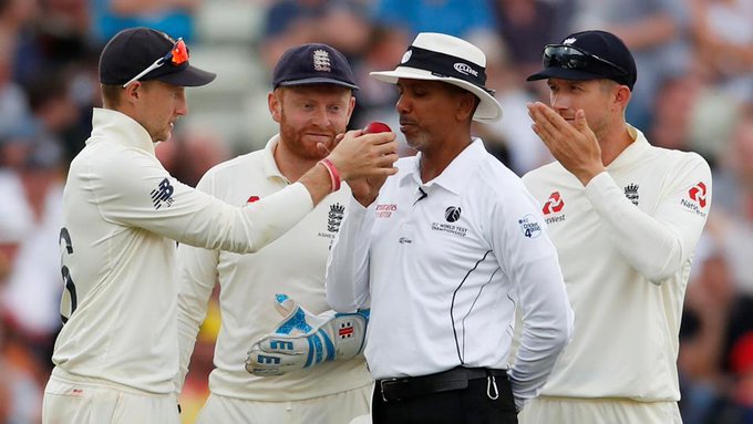 ... and the fans decided on umpire Wilson blind, the matter came to troll | ... आणि चाहत्यांनी पंच विल्सन यांना ठरवलं आंधळं, प्रकरण आलं चव्हाट्यावर