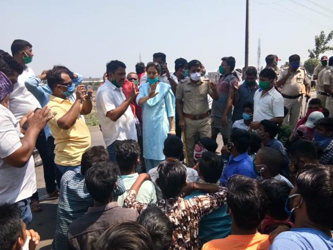 CoronaVirus Lockdown: We have to go to the village, give permission, foreign workers are aggressive in Yadrav | CoronaVirus Lockdown : हमे गाव जाना है, परमिशन दो, यड्रावमध्ये परप्रांतीय कामगार आक्रमक CoronaVirus Lockdown: We have to go to the village, give permission, foreign workers are aggressive in Yadrav | CoronaVirus Lockdown : हमे गाव जाना है, परमिशन दो, यड्रावमध्ये परप्रांतीय कामगार आक्रमक