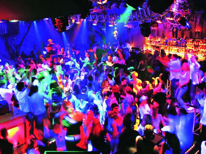 Now it will be difficult to introduce popular music to the parties at the end of the year | आता ईयरएंडच्या पार्ट्यांमध्ये लोकप्रिय संगीताची फर्माईश करणे होणार कठीण Now it will be difficult to introduce popular music to the parties at the end of the year | आता ईयरएंडच्या पार्ट्यांमध्ये लोकप्रिय संगीताची फर्माईश करणे होणार कठीण