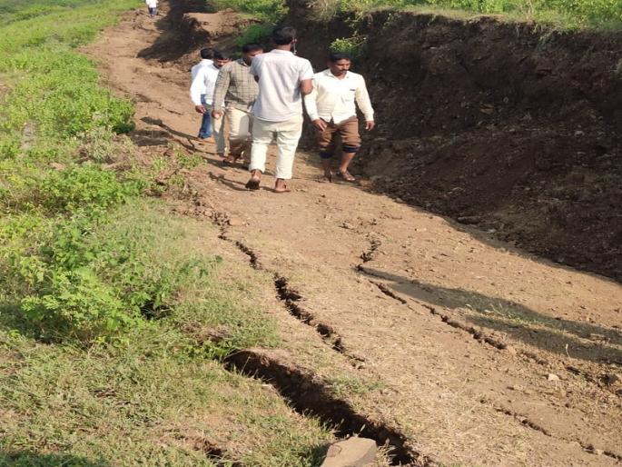 ‘Khandeshwari’ lake again on the threshold of break; Officers not reachable when villages are frightened | ‘खंडेश्वरी’ तलाव पुन्हा फुटीच्या उंबरठ्यावर; गावे भयभीत असताना अधिकारी नॉट रिचेबल ‘Khandeshwari’ lake again on the threshold of break; Officers not reachable when villages are frightened | ‘खंडेश्वरी’ तलाव पुन्हा फुटीच्या उंबरठ्यावर; गावे भयभीत असताना अधिकारी नॉट रिचेबल