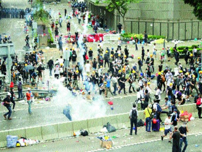 Police use force to enforce demonstrators in Hong Kong | हाँगकाँगमध्ये निदर्शकांवर पोलिसांनी केला बळाचा वापर Police use force to enforce demonstrators in Hong Kong | हाँगकाँगमध्ये निदर्शकांवर पोलिसांनी केला बळाचा वापर