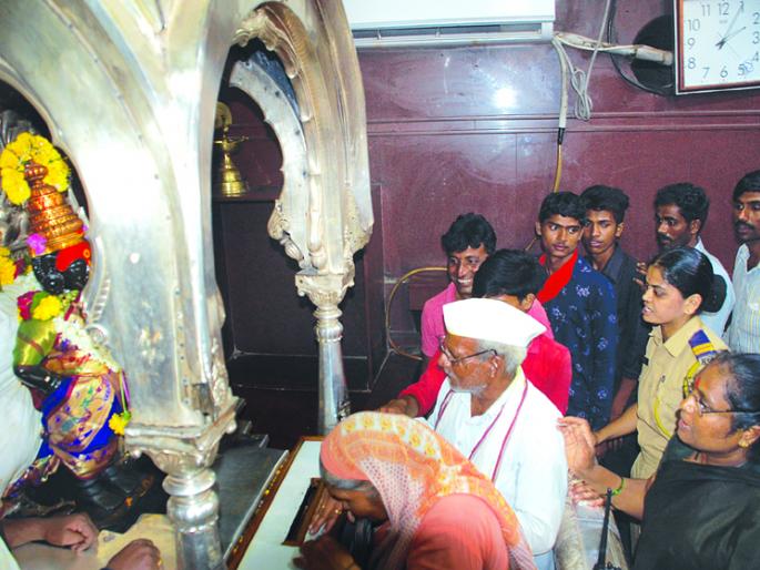Four languages made aware by listening to the interaction of the devotees | वारीत भाविकांचे संवाद ऐकून अवगत केल्या चार भाषा Four languages made aware by listening to the interaction of the devotees | वारीत भाविकांचे संवाद ऐकून अवगत केल्या चार भाषा