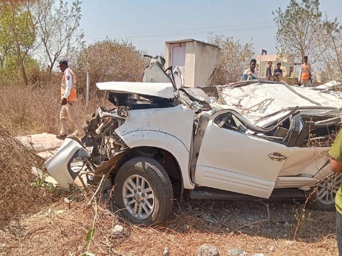 A youth was killed in a accident on Bijapur Guhagar Road in Yelavi area sangli | Sangli: भरधाव कारवरील ताबा सुटला, चालक जागीच ठार; कारचा चक्काचूर A youth was killed in a accident on Bijapur Guhagar Road in Yelavi area sangli | Sangli: भरधाव कारवरील ताबा सुटला, चालक जागीच ठार; कारचा चक्काचूर