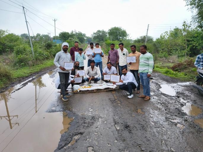 Repair the road, save our lives! Eye-catching Tiradi protest for repair of Jintur-Yeldari road | रस्ता दुरुस्त करा, आमचा जीव वाचवा! जिंतूर-येलदरी रस्ता दुरुस्तीसाठी लक्षवेधी तिरडी आंदोलन Repair the road, save our lives! Eye-catching Tiradi protest for repair of Jintur-Yeldari road | रस्ता दुरुस्त करा, आमचा जीव वाचवा! जिंतूर-येलदरी रस्ता दुरुस्तीसाठी लक्षवेधी तिरडी आंदोलन
