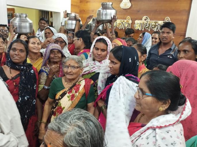 We want water Outcry of the women of Gandhigram | आम्हाला पाणी पाहिजे; गांधीग्रामच्या महिलांचा आक्रोश! We want water Outcry of the women of Gandhigram | आम्हाला पाणी पाहिजे; गांधीग्रामच्या महिलांचा आक्रोश!
