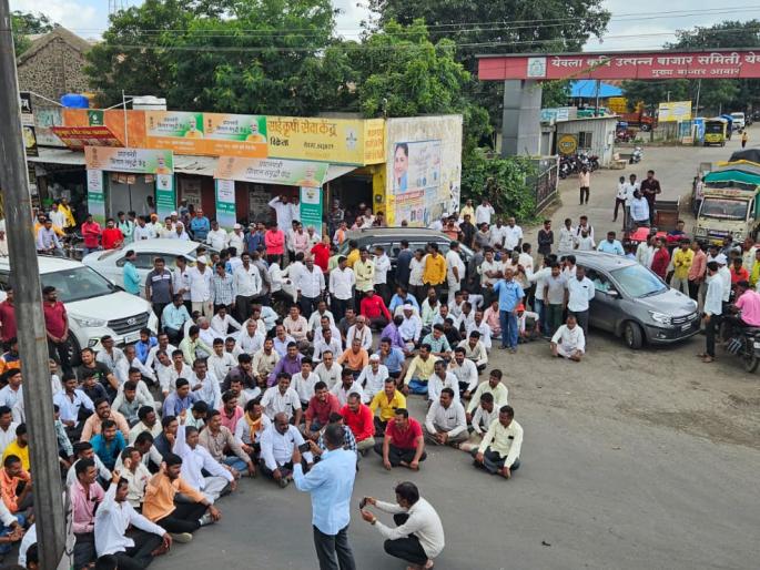 by stopping the auction block the way of the farmers in yeola | लिलाव बंद पाडत, येवल्यात शेतकऱ्यांचा रास्ता रोको by stopping the auction block the way of the farmers in yeola | लिलाव बंद पाडत, येवल्यात शेतकऱ्यांचा रास्ता रोको