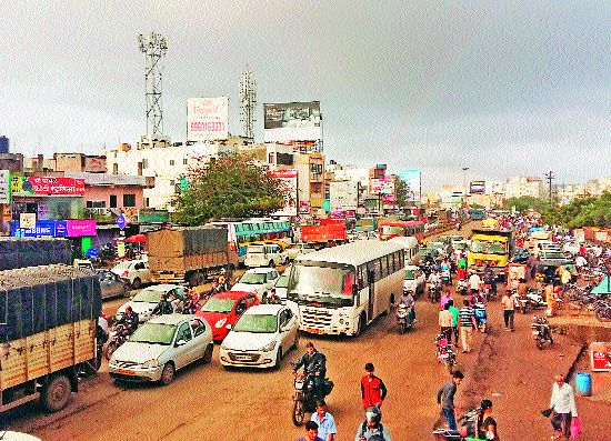 Due to uncertainty, traffic violators, politicians, apathy | बेशिस्तीमुळे वाघोलीत वाहतूककोंडी, राजकीय पुढाऱ्यांची उदासीनता