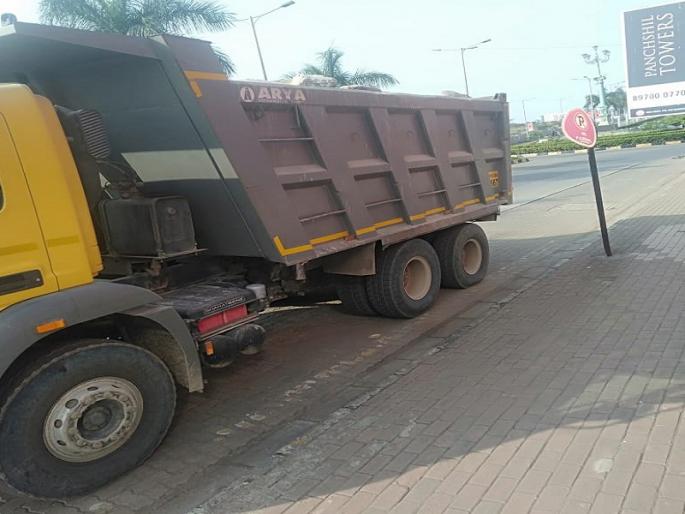 yerawada accident broken wheel dumper 2 school boy seriously injured | Pune: भरधाव डंपरचे चाक फुटल्याने अपघात; दोन शाळकरी मुले गंभीर जखमी yerawada accident broken wheel dumper 2 school boy seriously injured | Pune: भरधाव डंपरचे चाक फुटल्याने अपघात; दोन शाळकरी मुले गंभीर जखमी