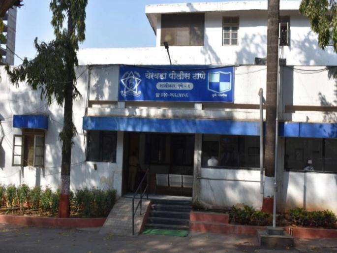 Beating the police in Yerwada police station itself; He grabbed the collar of the female police inspector and threatened him | येरवडा पोलीस ठाण्यातच पोलिसांना मारहाण; महिला पोलीस निरीक्षकांची कॉलर पकडून धमकावले