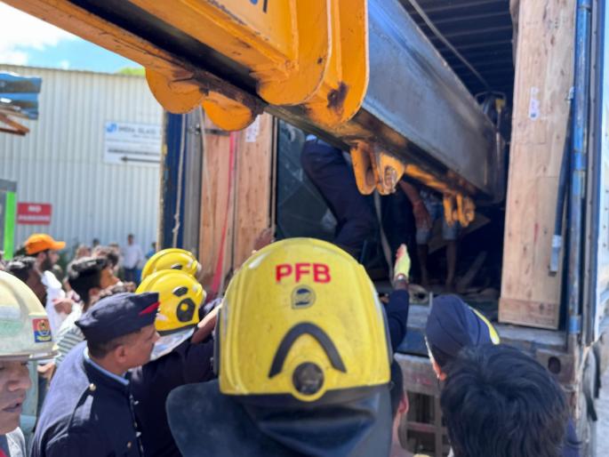 Accident due to broken glass while unloading goods in a glass factory; Death of 4 workers, Yevlewadi incident | काचेच्या कारखान्यात माल उतरवताना काचा फुटल्याने अपघात; ४ कामगारांचा मृत्यू, येवलेवाडीतील घटना Accident due to broken glass while unloading goods in a glass factory; Death of 4 workers, Yevlewadi incident | काचेच्या कारखान्यात माल उतरवताना काचा फुटल्याने अपघात; ४ कामगारांचा मृत्यू, येवलेवाडीतील घटना