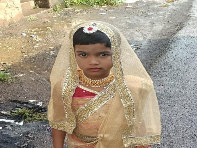 Girl found dead under school bus in Yevati kolhapur district | Kolhapur: ज्या स्कूल बसमधून उतरली त्याच बसखाली सापडून चिमुरडीचा मृत्यू Girl found dead under school bus in Yevati kolhapur district | Kolhapur: ज्या स्कूल बसमधून उतरली त्याच बसखाली सापडून चिमुरडीचा मृत्यू