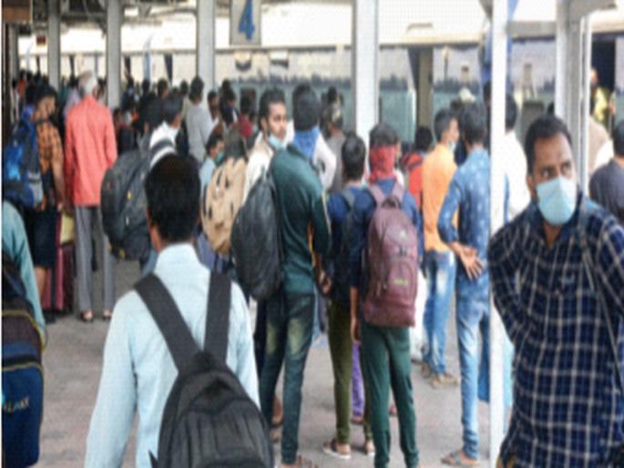 Passengers on long-distance trains to Mumbai declined | मुंबईकडे येणाऱ्या लांब पल्ल्यांच्या रेल्वेगाड्यांतील प्रवासी घटले; बाहेरगावी जाणाऱ्या गाड्या खचाखच Passengers on long-distance trains to Mumbai declined | मुंबईकडे येणाऱ्या लांब पल्ल्यांच्या रेल्वेगाड्यांतील प्रवासी घटले; बाहेरगावी जाणाऱ्या गाड्या खचाखच