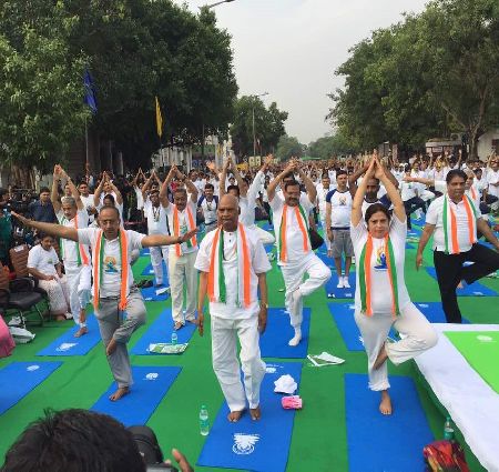 Yoga demonstration, demonstrations performed by people of all ages | योगदिन उत्साहात, सर्व वयोगटांतील लोकांनी केली प्रात्यक्षिके Yoga demonstration, demonstrations performed by people of all ages | योगदिन उत्साहात, सर्व वयोगटांतील लोकांनी केली प्रात्यक्षिके