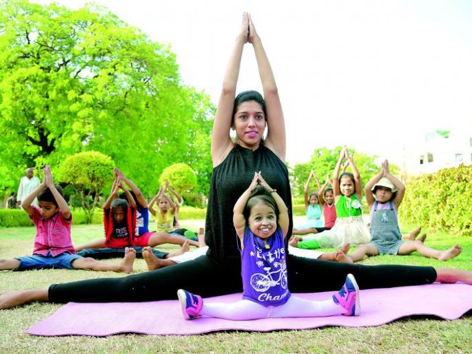Lowest height in the world Jyoti's Yoga study | जगातील सर्वात कमी उंचीच्या ज्योतीचा योगाभ्यास Lowest height in the world Jyoti's Yoga study | जगातील सर्वात कमी उंचीच्या ज्योतीचा योगाभ्यास