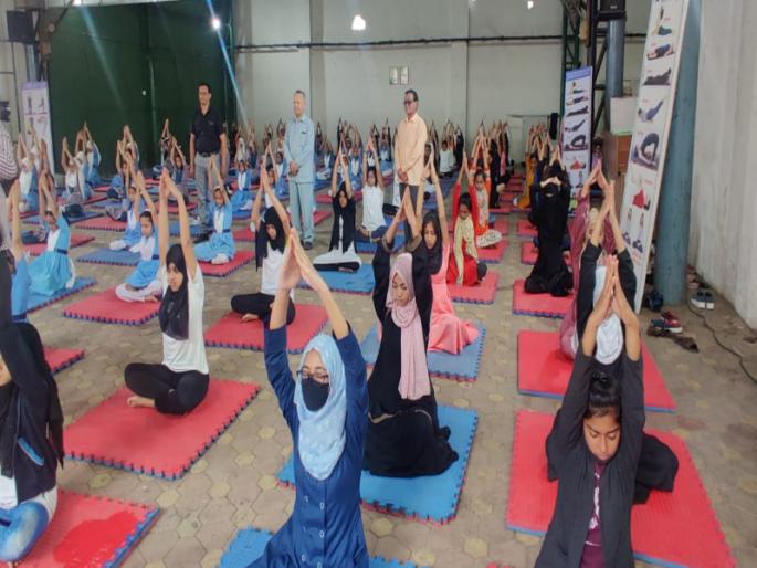 Yoga Day in schools in Pune; Students Yoga demonstrations for students | International Yoga Day: पुण्यात शाळांमध्ये योगदिन उत्साहात; विद्यार्थी - विद्यार्थिनींची योग प्रात्यक्षिके Yoga Day in schools in Pune; Students Yoga demonstrations for students | International Yoga Day: पुण्यात शाळांमध्ये योगदिन उत्साहात; विद्यार्थी - विद्यार्थिनींची योग प्रात्यक्षिके