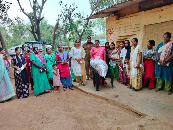 menstrual counseling given to tribal women activity on the occasion of world yoga day | आदिवासी महिलांना दिले मासिक पाळी समुपदेशन; जागतिक योगा दिनानिमित्त अनोखा उपक्रम menstrual counseling given to tribal women activity on the occasion of world yoga day | आदिवासी महिलांना दिले मासिक पाळी समुपदेशन; जागतिक योगा दिनानिमित्त अनोखा उपक्रम