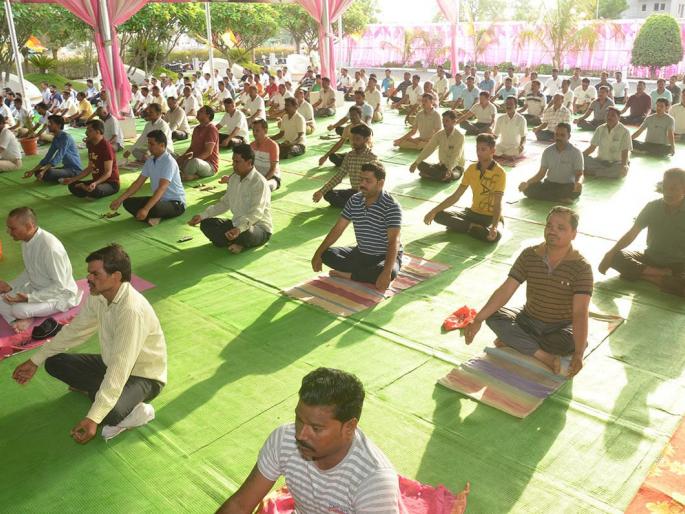 Yoga is necessary for the strengthening - Collector Modak | शरिरासोबतच मानसिकदृष्ट्या मजबूतीसाठी योग आवश्यक - जिल्हाधिकारी मोडक