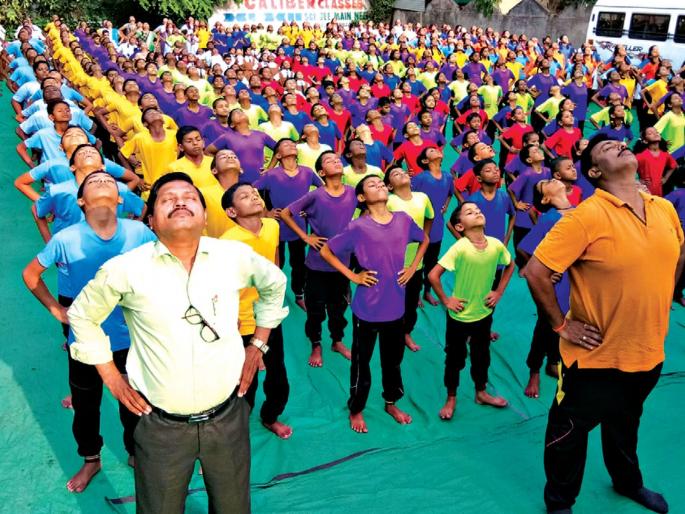 Kalyan-Dombivlikar made yoga help; International Yoga Day Excitement | कल्याण-डोंबिवलीकरांनी केली योगसाधना; आंतरराष्ट्रीय योग दिन उत्साहात Kalyan-Dombivlikar made yoga help; International Yoga Day Excitement | कल्याण-डोंबिवलीकरांनी केली योगसाधना; आंतरराष्ट्रीय योग दिन उत्साहात