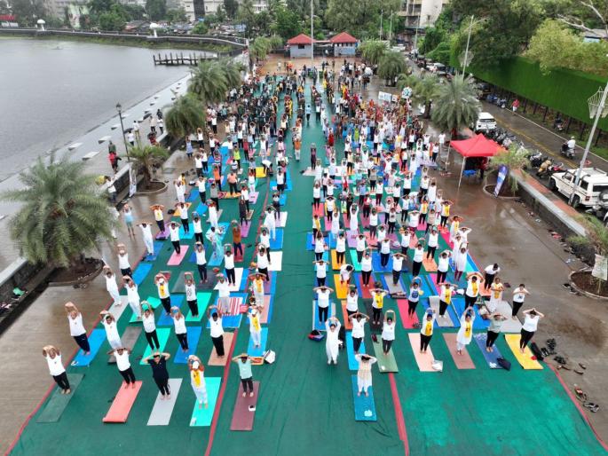 Mass Yoga Day Celebration at Wadale Lake; Attendance of Hundreds of Panvelkars  | वडाळे तलावावर सामूहिक योग दिवस साजरा;शेकडो पनवेलकरांची हजेरी  Mass Yoga Day Celebration at Wadale Lake; Attendance of Hundreds of Panvelkars  | वडाळे तलावावर सामूहिक योग दिवस साजरा;शेकडो पनवेलकरांची हजेरी