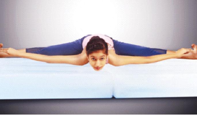 World Yoga Special; 1 hour 48 seconds yoga on ice; More than 100 seats per hour | जागतिक योग विशेष; १ तास ४८ सेकंद बर्फावर योग ; तासात १०० पेक्षा जास्त आसने World Yoga Special; 1 hour 48 seconds yoga on ice; More than 100 seats per hour | जागतिक योग विशेष; १ तास ४८ सेकंद बर्फावर योग ; तासात १०० पेक्षा जास्त आसने