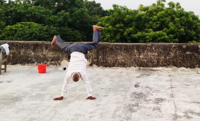 Corona Patient's Day ends in mobiles, songs, chats! | मोबाइल, गाणी, गप्पांमध्ये संपतो कोरोना रुग्णांचा दिवस! Corona Patient's Day ends in mobiles, songs, chats! | मोबाइल, गाणी, गप्पांमध्ये संपतो कोरोना रुग्णांचा दिवस!