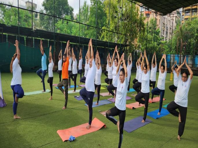 international yoga day in kalyan dombivli and titwala is celebrated in 68 locations  | कल्याण, डोंबिवली, टिटवाळा शेकडो ठिकाणी योगदिन साजरा; नागरिकांसह शालेय विद्यार्थ्यांचा सहभाग