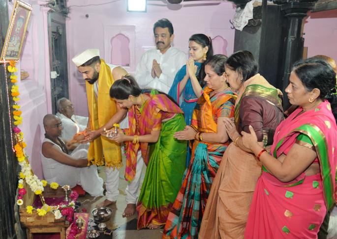 Solapur Siddheshwar Yatra; Yogandand Pooja from the very prominent nephew | सोलापूर सिध्देश्वर यात्रा ; शेटे वाड्यामध्ये संबळाच्या निनादात थोबडे नवदाम्पत्याकडून योगदंड पूजन Solapur Siddheshwar Yatra; Yogandand Pooja from the very prominent nephew | सोलापूर सिध्देश्वर यात्रा ; शेटे वाड्यामध्ये संबळाच्या निनादात थोबडे नवदाम्पत्याकडून योगदंड पूजन