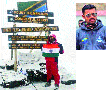 Assad's youth flags on Mount Kilimanjaro | चढाई करणारा वर्षातील पहिला भारतीय : आसदच्या तरुणाचा माऊंट किलिमांजारोवर झेंडा Assad's youth flags on Mount Kilimanjaro | चढाई करणारा वर्षातील पहिला भारतीय : आसदच्या तरुणाचा माऊंट किलिमांजारोवर झेंडा