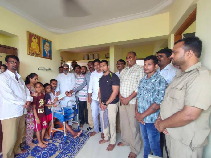 Union lends financial support to injured carrier of NMMT | NMMT च्या जखमी वाहकाला युनियनने दिला आर्थिक मदतीचा हात Union lends financial support to injured carrier of NMMT | NMMT च्या जखमी वाहकाला युनियनने दिला आर्थिक मदतीचा हात