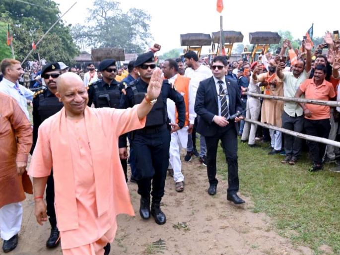 Bihar Election: "Those who eat animal fodder also swallow human rights"; Chief Minister Yogi Adityanath attacks Lalu | Bihar Election: "जे जनावरांचा चाराही खातात, ते माणसांचे हक्क देखील गिळतात"; मुख्यमंत्री योगी आदित्यनाथांचा लालूंवर प्रहार Bihar Election: "Those who eat animal fodder also swallow human rights"; Chief Minister Yogi Adityanath attacks Lalu | Bihar Election: "जे जनावरांचा चाराही खातात, ते माणसांचे हक्क देखील गिळतात"; मुख्यमंत्री योगी आदित्यनाथांचा लालूंवर प्रहार