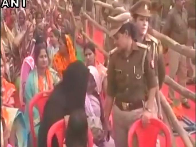 Muslim Woman asked to remove burqa by police at yogi adityanath rally | योगी आदित्यनाथांच्या रॅलीत मुस्लिम महिलेला काढायला लावला बुरखा