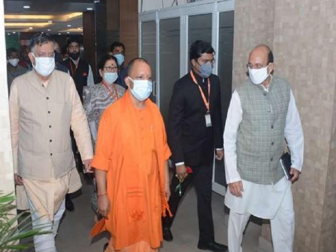 Mosquito harassed CM in lift, CM Yogi Adityanath had come to inspect the control room of zika virus | Yogi Adityanath : मुख्यमंत्र्यांपर्यंत पोहोचला डास, महापौरांनी मारला; योगी आदित्यनाथ म्हणाले,"...यावर उपाय करावे लागतील"