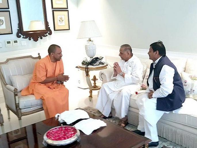 UP CM Yogi Adityanath meets Mulayam Yadav, extends Diwali greetings | योगी आदित्यनाथांनी घेतली मुलायम सिंहांची भेट; शिवपाल यादव सुद्धा उपस्थित UP CM Yogi Adityanath meets Mulayam Yadav, extends Diwali greetings | योगी आदित्यनाथांनी घेतली मुलायम सिंहांची भेट; शिवपाल यादव सुद्धा उपस्थित