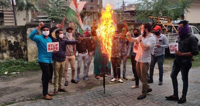 Youth Congress burns statue of Chief Minister Yogi in Nagpur | युवक काँग्रेसकडून नागपुरात मुख्यमंत्री योगी यांच्या पुतळ्याचे दहन