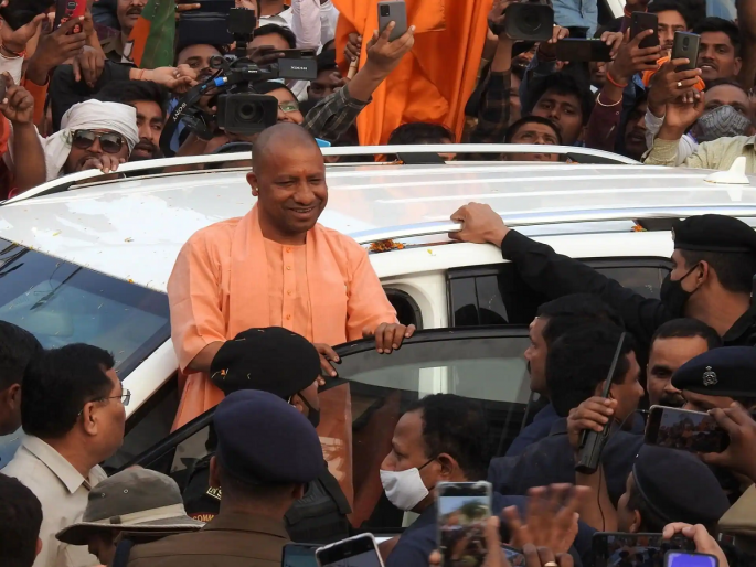 Yogi Adityanath abruptly stopped his convoy, gave way to ambulance | Yogi Adityanath: योगी आदित्यनाथ यांनी अचानक थांबवला ताफा, मुख्यमंत्र्यांच्या कृतीचे सर्वसामान्यांकडून कौतुक Yogi Adityanath abruptly stopped his convoy, gave way to ambulance | Yogi Adityanath: योगी आदित्यनाथ यांनी अचानक थांबवला ताफा, मुख्यमंत्र्यांच्या कृतीचे सर्वसामान्यांकडून कौतुक