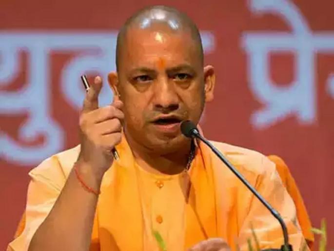 goons in UP frightened to hear CM Yogi's speech, many notorious goon surrendered before the court | CM योगींचे भाषण ऐकून घाबरला कुख्यात गुंड, न्यायालयासमोर केले आत्मसमर्पण goons in UP frightened to hear CM Yogi's speech, many notorious goon surrendered before the court | CM योगींचे भाषण ऐकून घाबरला कुख्यात गुंड, न्यायालयासमोर केले आत्मसमर्पण