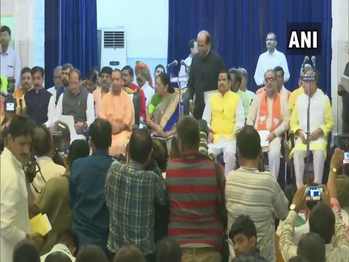23 MLAs take oath as ministers in Uttar Pradesh Government | योगींच्या मंत्रिमंडळात 18 नवे मंत्री, 5 जणांना बढती 23 MLAs take oath as ministers in Uttar Pradesh Government | योगींच्या मंत्रिमंडळात 18 नवे मंत्री, 5 जणांना बढती