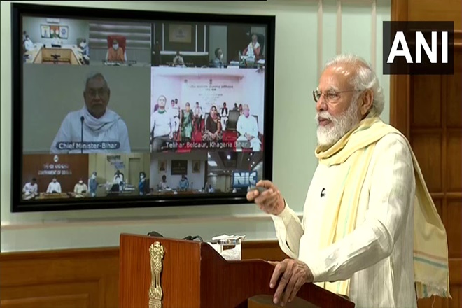 In the district where Modi launched the employment scheme, the workers could not get jobs in bihar | मोदींनी ज्या जिल्ह्यात लाँच केली PM रोजगार योजना, तिथंच मजुरांना काम मिळेना In the district where Modi launched the employment scheme, the workers could not get jobs in bihar | मोदींनी ज्या जिल्ह्यात लाँच केली PM रोजगार योजना, तिथंच मजुरांना काम मिळेना