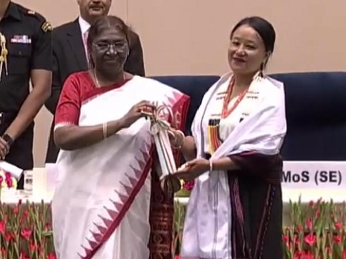 Nagaland’s Mimi Yhoshü honoured with National Award, her experiments for students is very creative | नागालॅण्डच्या शिक्षिकेची कमाल, कचऱ्यातल्या प्लास्टिकमधून मुलांच्या हाती दिले जगण्याचै कौशल्य; बदलली शाळा..