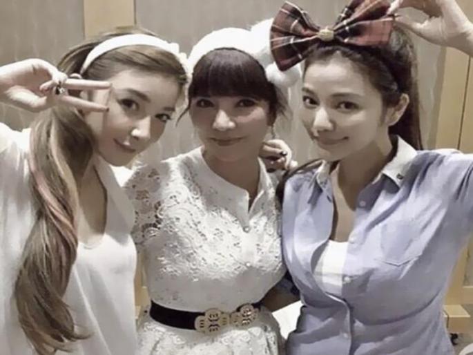 This 63-year-old mother looks younger than her daughters | ६३ वर्षीय आई आणि तिच्या ३६, ४० आणि ४१ वर्षीय मुलींचं सौंदर्य पाहून दुनिया थक्क! This 63-year-old mother looks younger than her daughters | ६३ वर्षीय आई आणि तिच्या ३६, ४० आणि ४१ वर्षीय मुलींचं सौंदर्य पाहून दुनिया थक्क!