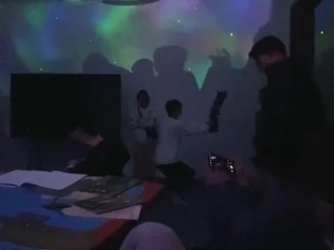 youth proposed wrong girl because light gone when he propose to his girlfriend Video Viral in China | Relationship: पबमध्ये मोठ्या जोशात गर्लफ्रेंडला प्रपोज करायला गेला, तेवढ्यात लाईट गेली अन्... youth proposed wrong girl because light gone when he propose to his girlfriend Video Viral in China | Relationship: पबमध्ये मोठ्या जोशात गर्लफ्रेंडला प्रपोज करायला गेला, तेवढ्यात लाईट गेली अन्...