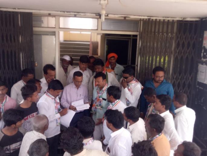 Youth Congress demand for cancellation of loadshading | भारनियमन रद्द करण्याच्या मागणीसाठी युवक काँग्रेसचा अभियंत्यांना घेराव Youth Congress demand for cancellation of loadshading | भारनियमन रद्द करण्याच्या मागणीसाठी युवक काँग्रेसचा अभियंत्यांना घेराव