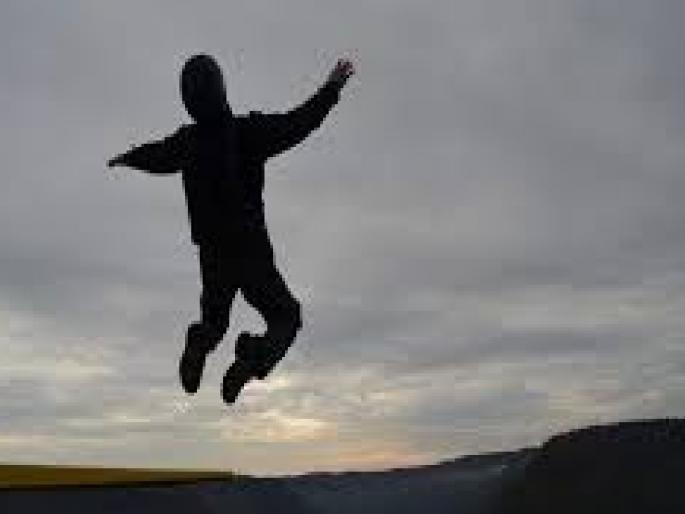 A young man died after falling from the second floor in Satara | साताऱ्यात दुसऱ्या मजल्यावरुन पडून तरुण ठार, पोलिस तपास सुरु A young man died after falling from the second floor in Satara | साताऱ्यात दुसऱ्या मजल्यावरुन पडून तरुण ठार, पोलिस तपास सुरु