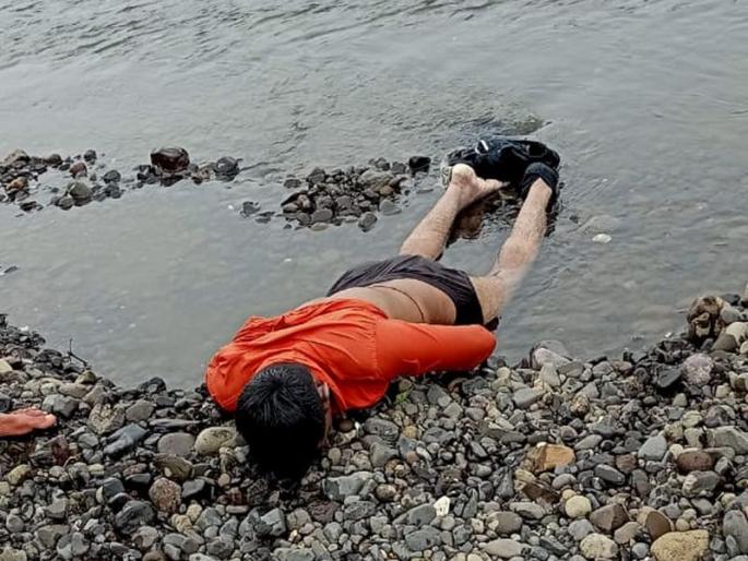 Atempt to take a selfie, the youth was swept away in the Wan River | वारी येथील वान नदीत वाहुन गेलेल्या युवकाचा मृतदेह सापडला Atempt to take a selfie, the youth was swept away in the Wan River | वारी येथील वान नदीत वाहुन गेलेल्या युवकाचा मृतदेह सापडला