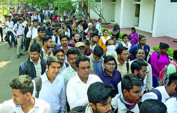 Youth Empowerment Summit: Interviews of 9,000 people on the first day | युथ एम्पॉवरमेंट समिट : पहिल्याच दिवशी ९ हजार लोकांच्या मुलाखती Youth Empowerment Summit: Interviews of 9,000 people on the first day | युथ एम्पॉवरमेंट समिट : पहिल्याच दिवशी ९ हजार लोकांच्या मुलाखती