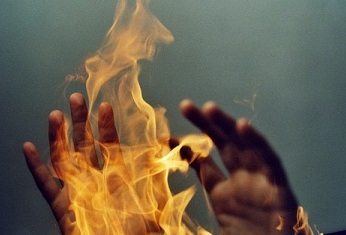 An attempt to burn the youth alive in Nagpur | नागपुरात तरुणाला जिवंत जाळण्याचा प्रयत्न An attempt to burn the youth alive in Nagpur | नागपुरात तरुणाला जिवंत जाळण्याचा प्रयत्न